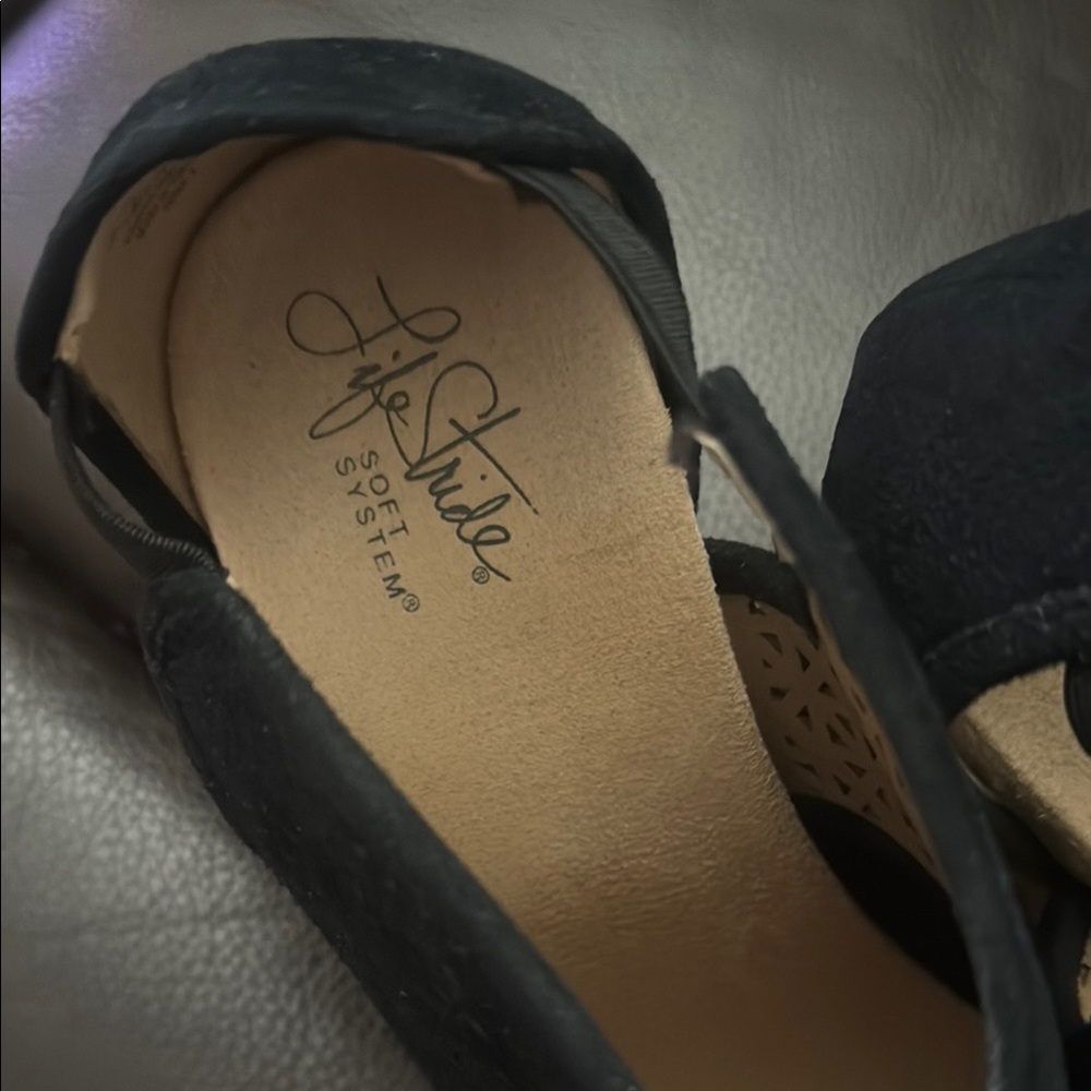 Life Stride Black Flats Comfortable Loafers ( used shoes )